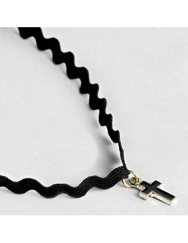 Choker negru ingust, din panglica model zig-zag, cu medalion cruciulita neagra