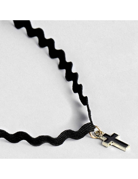 Choker negru ingust, din panglica model zig-zag, cu medalion cruciulita neagra