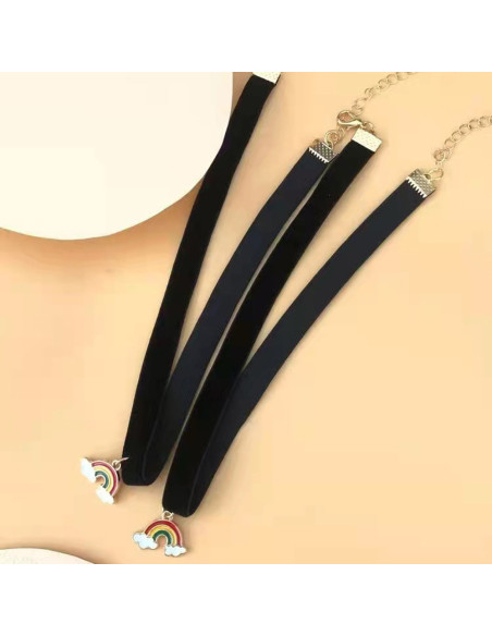 Colier choker din panglica de catifea neagra si medalion curcubeu cu norisori