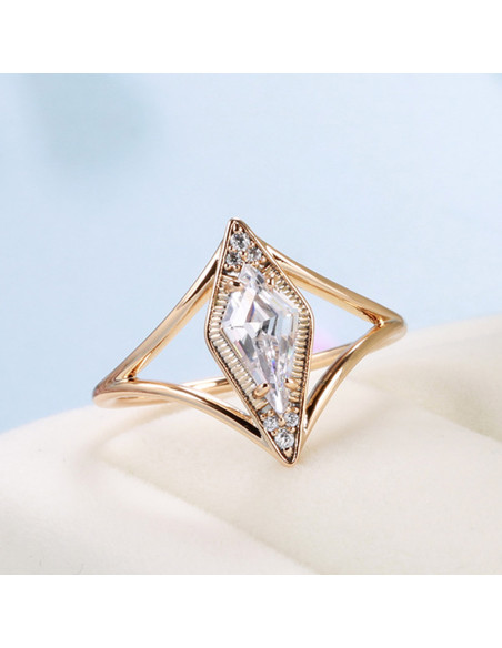 Inel elegant, cristal romboidal de zirconie cubica si bordura de cristale