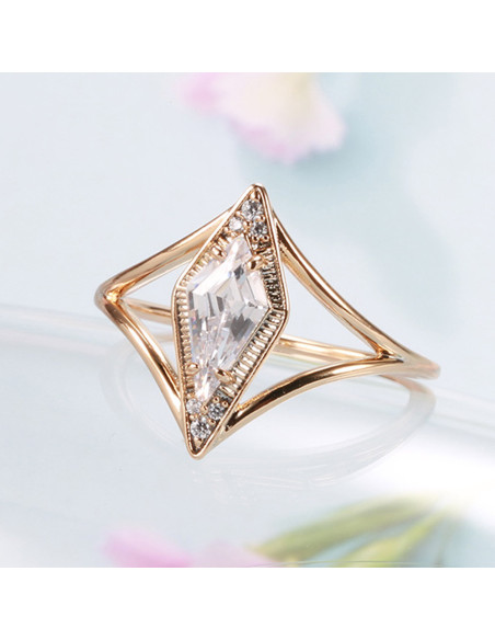 Inel elegant, cristal romboidal de zirconie cubica si bordura de cristale
