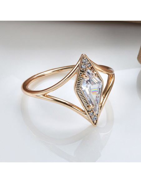Inel elegant, cristal romboidal de zirconie cubica si bordura de cristale