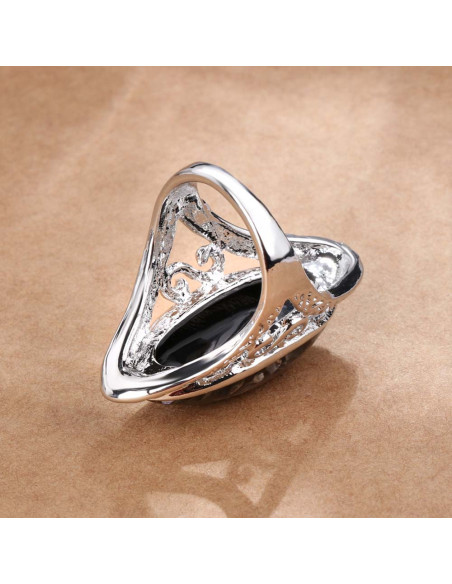 Inel vintage lung, cristal oval cu bucatele de sidef si rama metalica