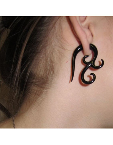Ear expander fals, model tribal cu trei capete rasucite din plastic negru