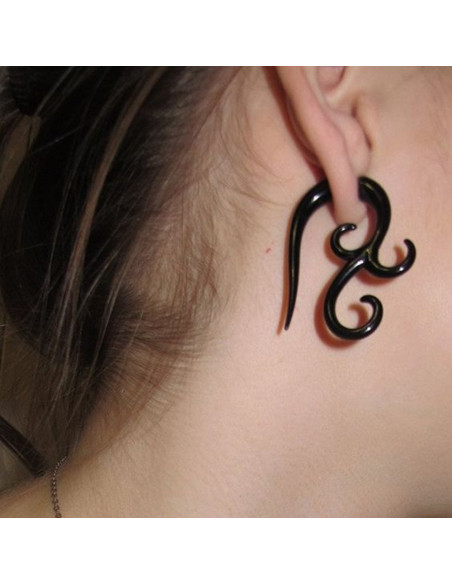 Ear expander fals, model tribal cu trei capete rasucite din plastic negru