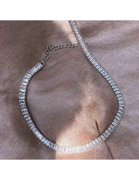 Colier tenis cu cristale de zirconie cubica, in montura dreptunghiulara, la baza gatului