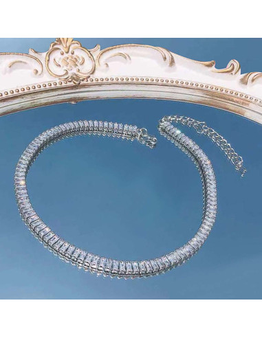 Colier tenis cu cristale de zirconie cubica, in montura dreptunghiulara, la baza gatului