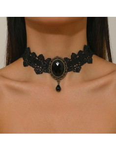 Colier choker din dantela neagra, cu panglica de catifea si medalion