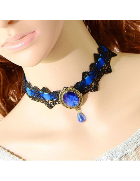 Colier choker din dantela neagra, cu panglica de catifea si medalion