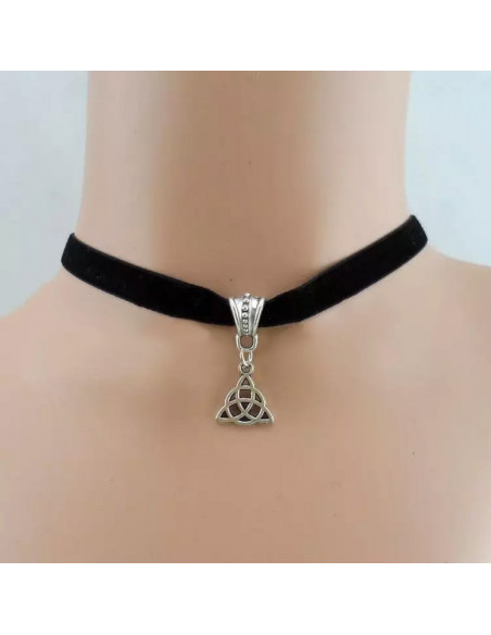 Colier choker din catifea neagra, cu medalion Triquetra